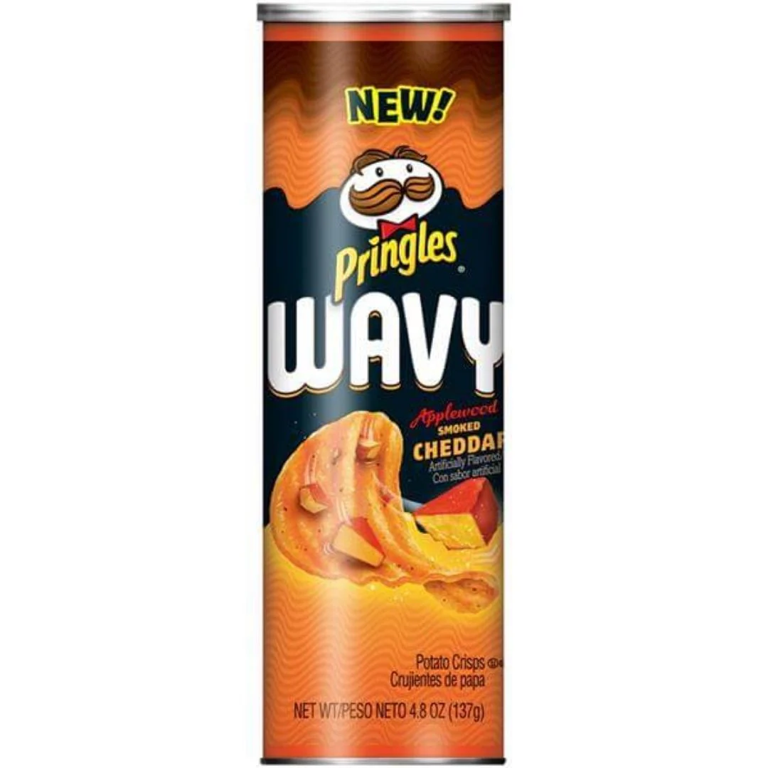 Pringles Wavy Smoked Cheddar, geräucherte Cheddar-Chips 137g